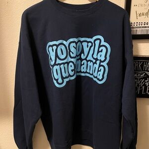 Yo Soy La Que Manda Navy Blue Graphic Sweatshirt